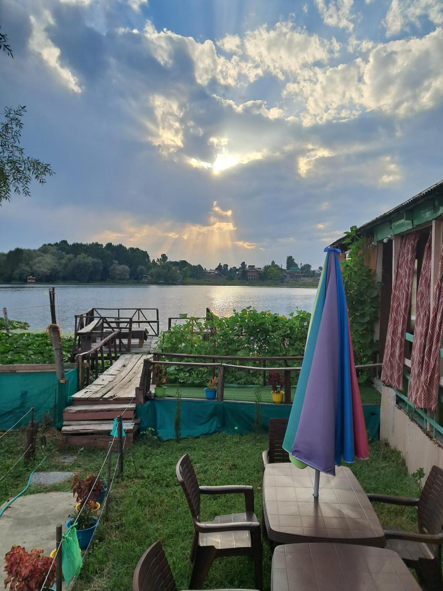 Lakeside Homestay Srinagar Dış mekan fotoğraf
